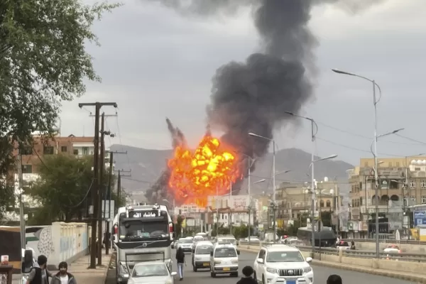 Flames and smoke rise following Israeli airstrikes in Sanaa, Yemen, Wednesday, Sept. 10, 2025. (AP Photo)

Associated Press/LaPresse