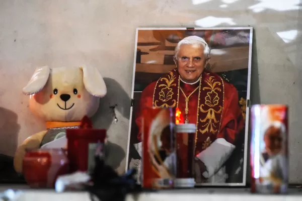 IL PAPA RICOVERATO ALL’OSPEDALE GEMELLI, FEDE, PREGHIERA, PREGHIERE, CANDELE SANTINO RATZINGER IL PAPA RICOVERATO ALL’OSPEDALE GEMELLI, FEDE, PREGHIERA, PREGHIERE, CANDELE SANTINO RATZINGER