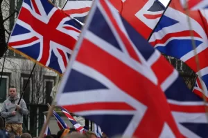 A Londra soffia il vento delle crisi. Inglesi stanchi di immigrazione ed economia, Reform UK e Farage volano