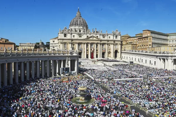 MESSA DI PAPA LEONE XIV PER LA CANONIZZAZIONE DI ACUTIS E FRASSATI PIAZZA SAN PIETRO FOLLA FEDELI