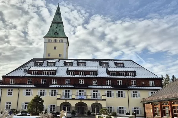L’Hotel in Baviera che non ammaina la stella di David, il resort di lusso sostiene Israele: “Via la bandiera quando sarà liberato l’ultimo ostaggio”