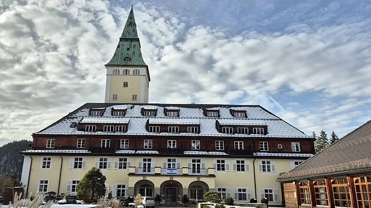 L’Hotel in Baviera che non ammaina la stella di David, il resort di lusso sostiene Israele: “Via la bandiera quando sarà liberato l’ultimo ostaggio”