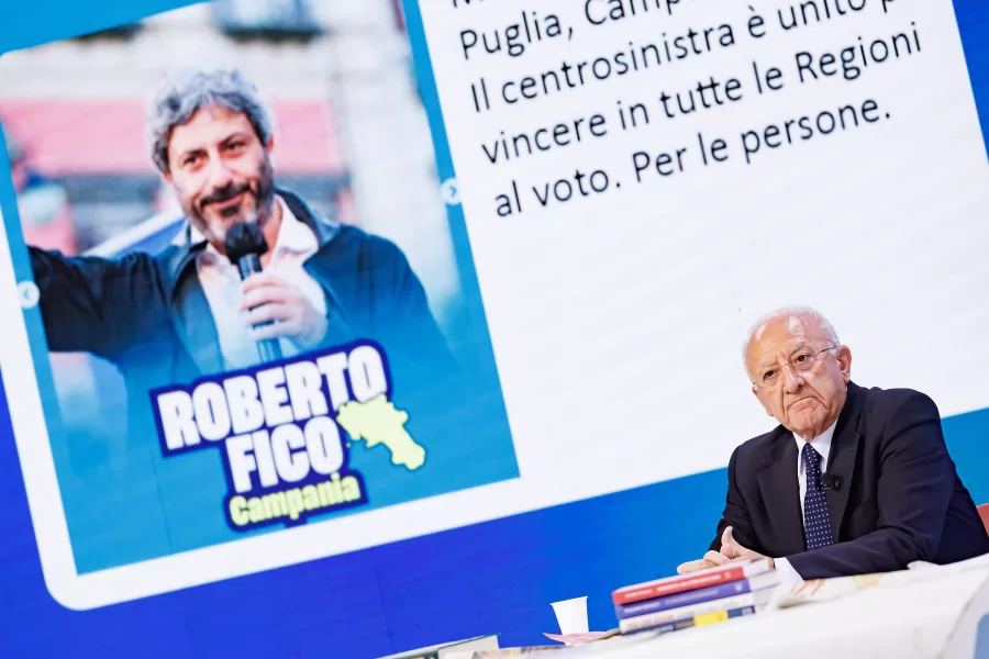 Il governatore della regione Campania Vincenzo  De Luca negli studi di La7 durante la trasmissione L’aria che tira, Roma, Lunedì 8 Settembre 2025 (Foto Roberto Monaldo / LaPresse) 

Governor of Campania region Vincenzo De Luca during L’aria che tira tv program, Rome, Monday, September 8, 2025 (Photo by Roberto Monaldo / LaPresse)