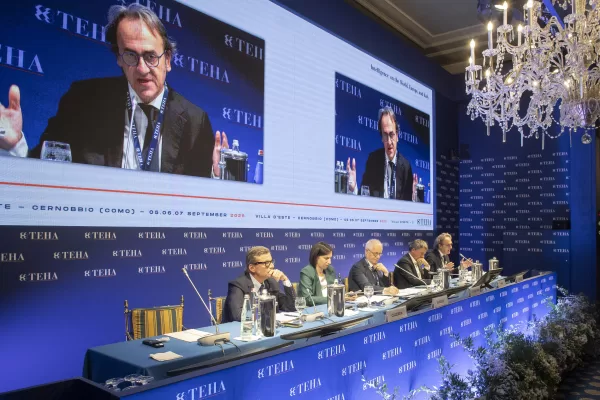 La sinistra chiede a Meloni di svegliarsi, Schlein: “Due mosse a costo zero”. Renzi mattatore, Calenda sbaglia posto