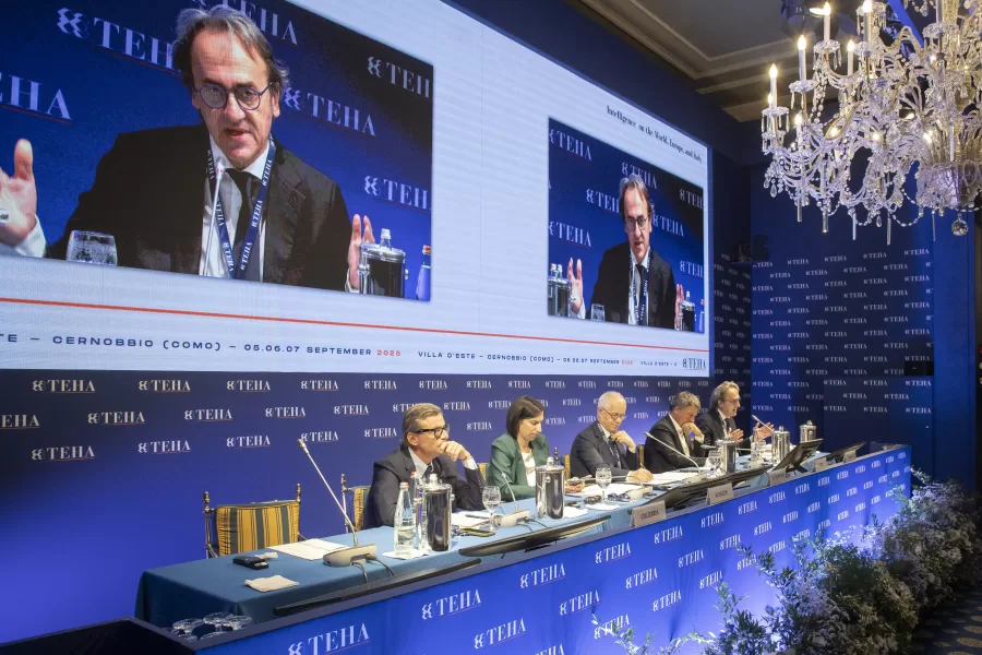 La sinistra chiede a Meloni di svegliarsi, Schlein: “Due mosse a costo zero”. Renzi mattatore, Calenda sbaglia posto