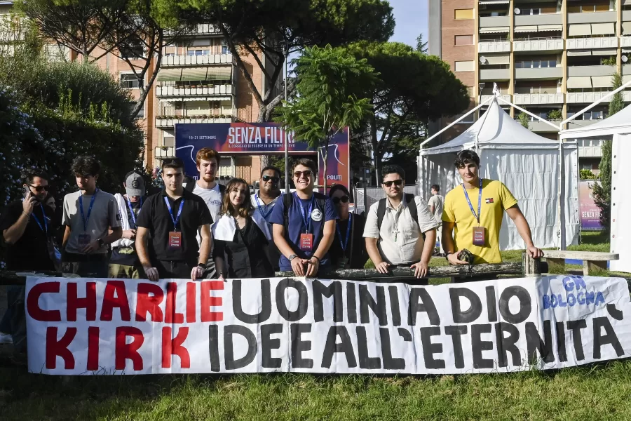 FENIX SENZA FILTRI STRISCIONE IN MEMORIA DI CHARLIE KIRK