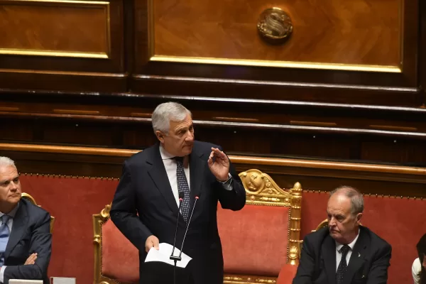 Tajani, accuse gravi e infamanti dal M5S in Parlamento: “È a libro paga di un governo straniero”. La deriva comunicativa Tajani, accuse gravi e infamanti dal M5S in Parlamento: “È a libro paga di un governo straniero”. La deriva comunicativa