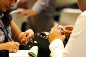 Oro ai massimi storici, dal credito su pegno al mercato di seconda mano: per le famiglie italiane può nascere un investimento