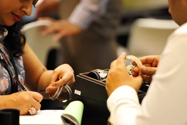 Oro ai massimi storici, dal credito su pegno al mercato di seconda mano: per le famiglie italiane può nascere un investimento