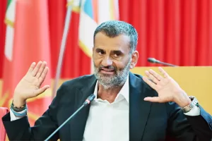 Regionali Puglia, tutta la sofferenza di Decaro e l’ironia del padre: “Potevi restare all’Anas”. Emiliano si fa da parte e abbraccia sua figlia