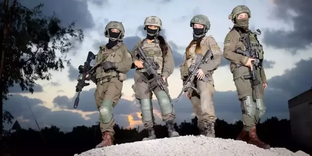 Storie di donne al fronte, le soldatesse Idf che abbattono stereotipi e terroristi: “Sentivamo di dover studiare più degli altri. Col tempo i dubbi spariscono”