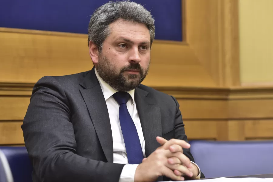 Le due vite di Massimo Artini, da deputato grillino a lobbista nel settore Difesa. Le missioni riservate e i dubbi sui server di Sinapsi