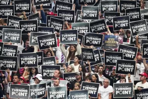 People hold up signs during a memorial for conservative activist Charlie Kirk, Sunday, Sept. 21, 2025, at State Farm Stadium in Glendale, Ariz. (AP Photo/John Locher) 


associated Press / LaPresse
Only italy and spain