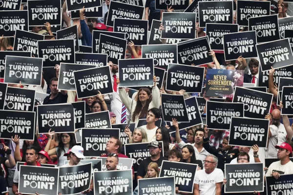 People hold up signs during a memorial for conservative activist Charlie Kirk, Sunday, Sept. 21, 2025, at State Farm Stadium in Glendale, Ariz. (AP Photo/John Locher) 


associated Press / LaPresse
Only italy and spain