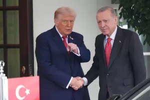 President Donald Trump greets Turkish President Recep Tayyip Erdogan at the White House, Thursday, Sept. 25, 2025, in Washington. (AP Photo/Alex Brandon)
Associated Press / LaPresse
Only italy and spain President Donald Trump greets Turkish President Recep Tayyip Erdogan at the White House, Thursday, Sept. 25, 2025, in Washington. (AP Photo/Alex Brandon)
Associated Press / LaPresse
Only italy and spain
