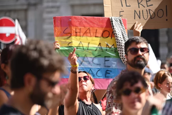 SCIOPERO NAZIONALE  PER GAZA    MANIFESTANTI CARTELLO   PACE SHALOM  SALAM PACE  PROTESTA PROTESTE