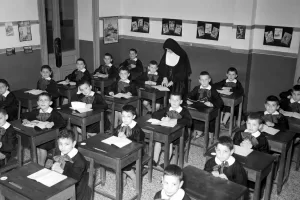 Scuola, la formazione dei liberi pensatori è stata solo una breve parentesi. Oggi come ieri torna il “credere e obbedire”