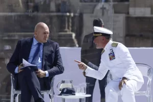 GUIDO CROSETTO, MINISTRO DELLA DIFESA, AMMIRAGLIO ENRICO CREDENDINO, CAPO STATO MAGGIORE MARINA MILITARE