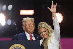 President Donald Trump, left, stands with Erika Kirk at the conclusion of a memorial for her husband, conservative activist Charlie Kirk, Sunday, Sept. 21, 2025, at State Farm Stadium in Glendale, Ariz. (AP Photo/Julia Demaree Nikhinson)

Associated Press/LaPresse