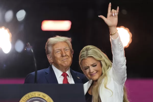 President Donald Trump, left, stands with Erika Kirk at the conclusion of a memorial for her husband, conservative activist Charlie Kirk, Sunday, Sept. 21, 2025, at State Farm Stadium in Glendale, Ariz. (AP Photo/Julia Demaree Nikhinson)

Associated Press/LaPresse