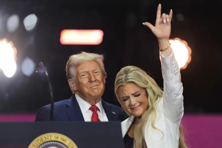 President Donald Trump, left, stands with Erika Kirk at the conclusion of a memorial for her husband, conservative activist Charlie Kirk, Sunday, Sept. 21, 2025, at State Farm Stadium in Glendale, Ariz. (AP Photo/Julia Demaree Nikhinson)

Associated Press/LaPresse