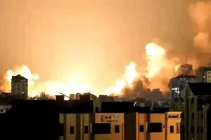 L’esercito di Israele entra a Gaza City: “Controlliamo il 40% del territorio”. Famiglie ostaggi protestano per l’assalto finale