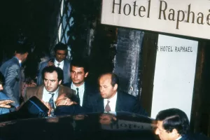 I dubbi di Occhetto, lo scandalo Craxi e gli scontri di Largo Febo I dubbi di Occhetto, lo scandalo Craxi e gli scontri di Largo Febo