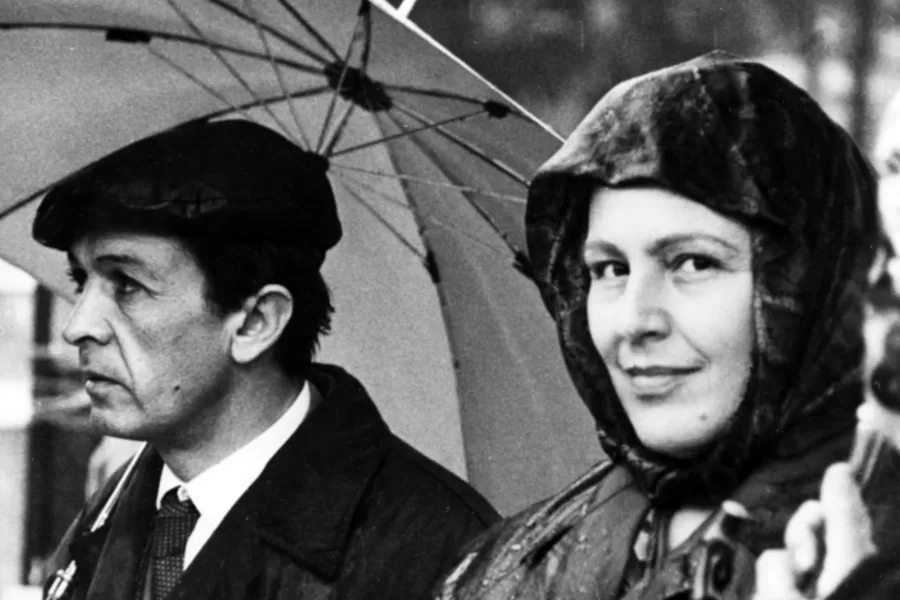 27-03-1966 Roma
Leonilde Iotti, detta Nilde (Reggio nell’Emilia, 10 aprile 1920 – Poli, 4 dicembre 1999), è stata una politica italiana
Nella foto: Nilde Iotti, sotto l’ombrello con l’on. Enrico Berlinguer, durante una manifestazione in piazza del Popolo per la cessazione delle ostilità nel Vietnam