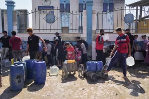 Displaced Palestinians line up to collect water, in Deir al-Balah, central Gaza Strip, Monday, Sept. 29, 2025. (AP Photo/Abdel Kareem Hana)
Associated Press/LaPresse Displaced Palestinians line up to collect water, in Deir al-Balah, central Gaza Strip, Monday, Sept. 29, 2025. (AP Photo/Abdel Kareem Hana)
Associated Press/LaPresse