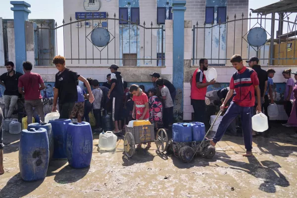 Displaced Palestinians line up to collect water, in Deir al-Balah, central Gaza Strip, Monday, Sept. 29, 2025. (AP Photo/Abdel Kareem Hana)
Associated Press/LaPresse Displaced Palestinians line up to collect water, in Deir al-Balah, central Gaza Strip, Monday, Sept. 29, 2025. (AP Photo/Abdel Kareem Hana)
Associated Press/LaPresse