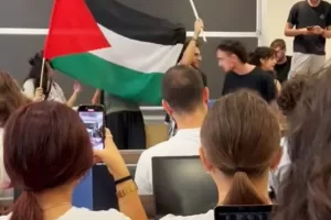 Calci e pugni al prof. aggredito a Pisa: “Mi accusano di essere sionista solo perché non sono pro-Pal”. Bernini: “Miur parte civile”