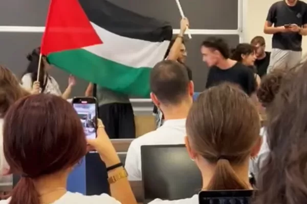 Calci e pugni al prof. aggredito a Pisa: “Mi accusano di essere sionista solo perché non sono pro-Pal”. Bernini: “Miur parte civile”