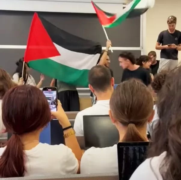 Calci e pugni al prof. aggredito a Pisa: “Mi accusano di essere sionista solo perché non sono pro-Pal”. Bernini: “Miur parte civile”