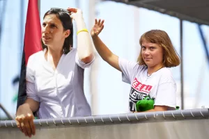 FlotElly show tra tartine e conserve biologiche: Schlein portavoce di Greta, Vasco lancia la vela spericolata. Gattuso realista: con Israele si gioca