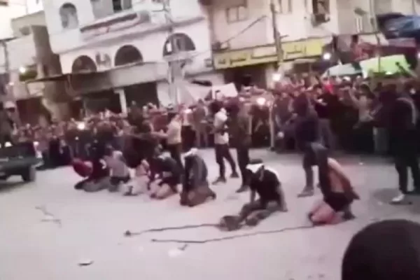 Hamas dimentica i corpi degli ostaggi e si dedica alle esecuzioni sommarie nelle piazza di Gaza: la guerra interna e il rebus disarmo