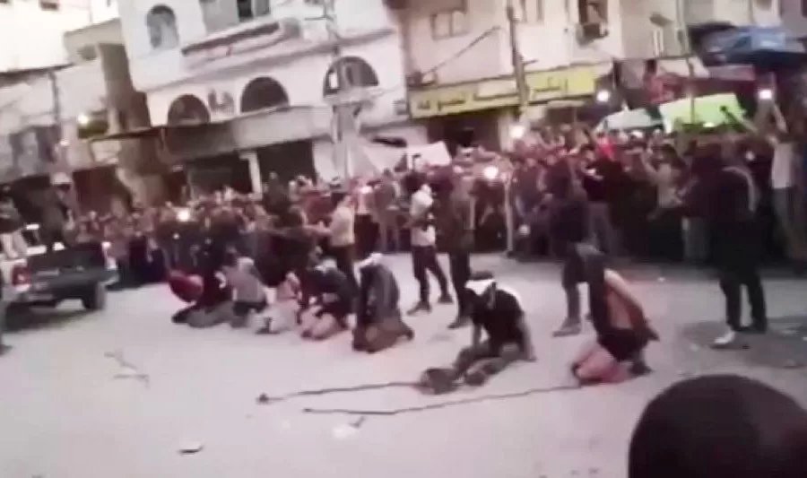 Hamas dimentica i corpi degli ostaggi e si dedica alle esecuzioni sommarie nelle piazza di Gaza: la guerra interna e il rebus disarmo