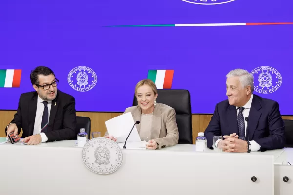 Il ministro delle Infrastrutture Matteo Salvini, la presidente del Consiglio Giorgia Meloni e il ministro degli Esteri Antonio Tajani durante l’illustrazione della legge di Bilancio in occasione della conferenza stampa al termine del Consiglio dei ministri a Palazzo Chigi, Roma, Venerdì 17 Ottobre 2025 (Foto Roberto Monaldo / LaPresse) 

Infrastructure minister Matteo Salvini, premier Giorgia Meloni and Foreign minister Antonio Tajani during the presentation of the Budget law on the occasion of the press conference following the Council of Ministers at Palazzo Chigi, Rome, Friday, October 17, 2025 (Photo by Roberto Monaldo / LaPresse)
