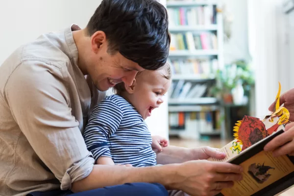 PATERNITA’ PADRE PADRI COPPIA GAY I CON FIGLIO FIGLI BAMBINO BAMBINI GENITORIALITA’ FAMIGLIA