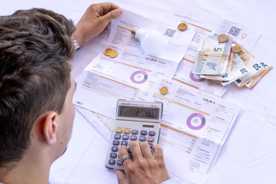 CARO BOLLETTE UTENZA UTENZE SPESE BOLLETTA LUCE ENERGIA ELETTRICA COSTO BOLLETTA AUMENTO CALCOLO CALCOLI CALCOLATRICE
 ELETTRICITA’ GAS