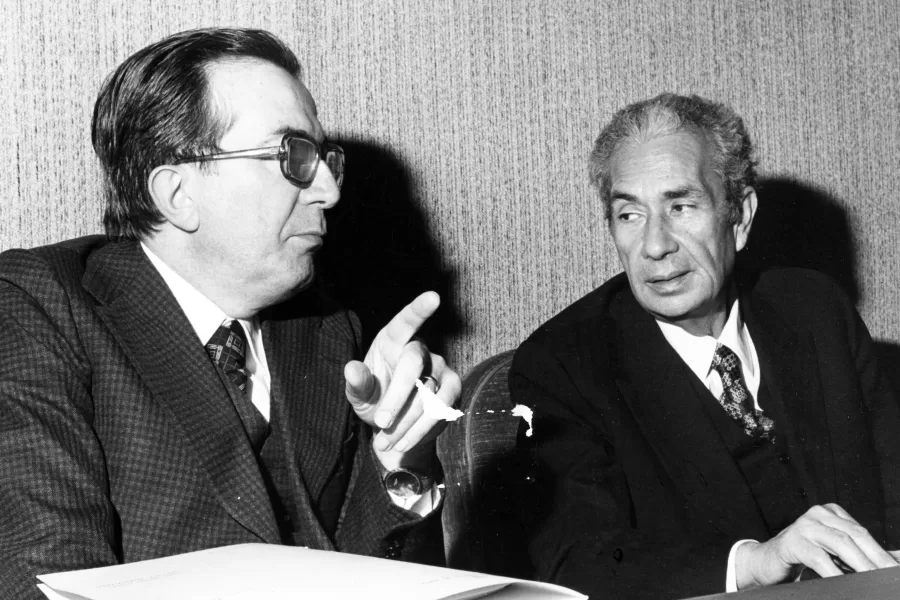 anni 70′
archivio storico
Giulio Andreotti (Roma, 14 gennaio 1919 – Roma, 6 maggio 2013) è stato un politico, scrittore e giornalista italiano. È stato tra i principali esponenti della Democrazia Cristiana, partito protagonista della vita politica italiana per gran parte della seconda metà del XX secolo.
nella foto: Giulio Andreotti e Aldo Moro

Busta n° 589/2