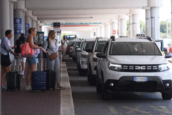 TAXI  IN SOSTA  PASSEGGERI    CLIENTI VALIGIE   BAGAGLI  TRASPORTO