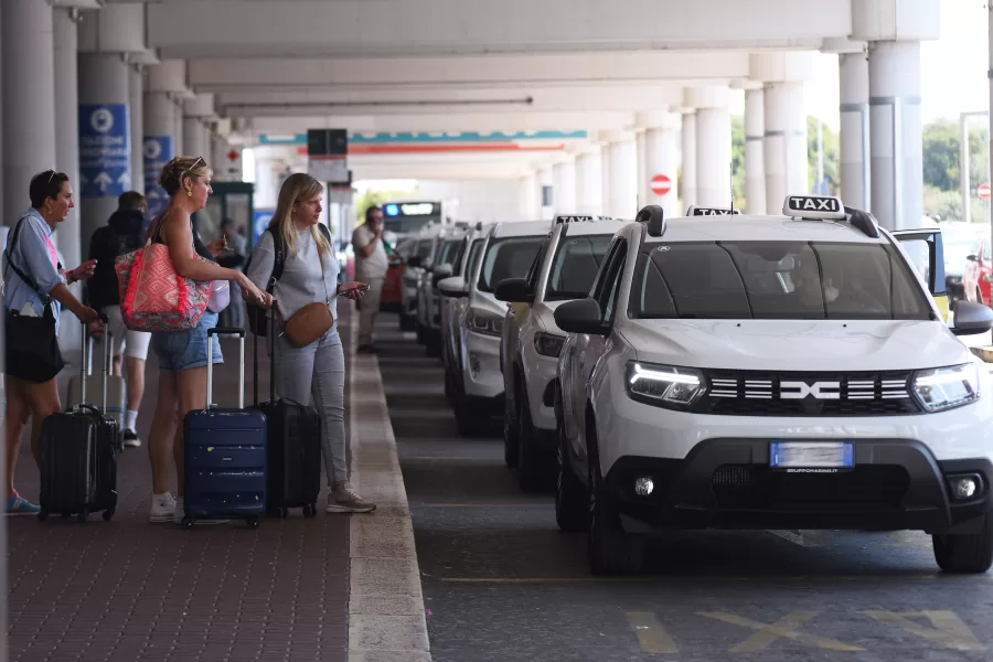 TAXI  IN SOSTA  PASSEGGERI    CLIENTI VALIGIE   BAGAGLI  TRASPORTO