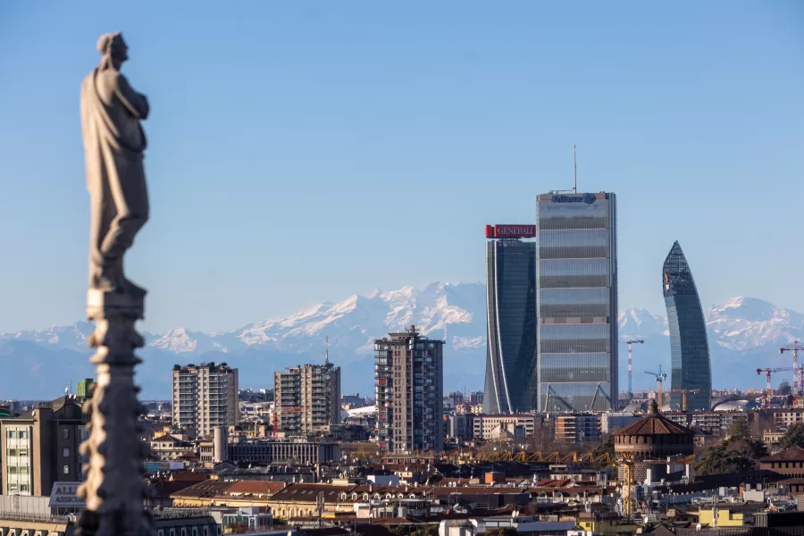 Il forte vento pulisce l’aria sulla città vista dalle terrazza del Duomo – Milano, Italia – Venerdì, 20 Dicembre 2024 (foto Stefano Porta / LaPresse)

The strong wind cleans the air over the city
 – Milan, Italy- Friday, 20 December 2024 (photo Stefano Porta / LaPresse)
