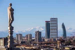 Il forte vento pulisce l’aria sulla città vista dalle terrazza del Duomo – Milano, Italia – Venerdì, 20 Dicembre 2024 (foto Stefano Porta / LaPresse)

The strong wind cleans the air over the city
 – Milan, Italy- Friday, 20 December 2024 (photo Stefano Porta / LaPresse)