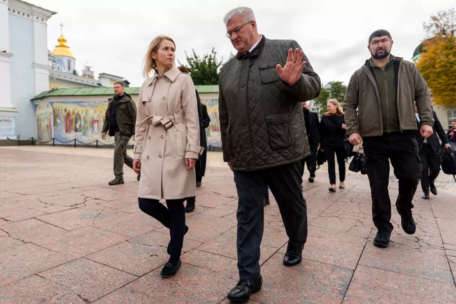 High Representative of the European Union for Foreign Affairs and Security Policy Kaja Kallas, centre left, and Ukraine’s Foreign Minister Andrii Sybiha walk to the Ministry of Foreign Affairs after laying flowers at the memorial wall of the fallen soldiers outside St. Michael’s monastery, Monday, Oct. 13, 2025, in Kyiv, Ukraine. (AP Photo/Julia Demaree Nikhinson)

Associated Press/LaPresse