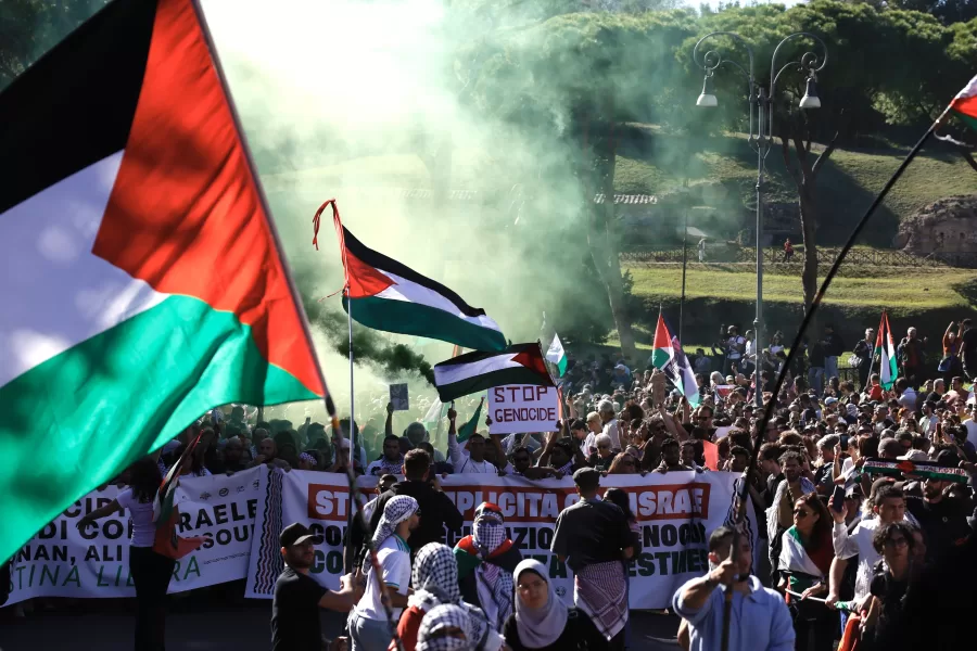 Corteo Nazionale per la Palestina  indetta da movimenti   associazioni e sindacati  al Colosseo — Roma—Italia —Sabato 4 Ottobre 2025 – Cronaca – (foto di Cecilia Fabiano/ LaPresse) 

National Demonstration for Palestine called by movements, associations and unions— Rome—Italy — Saturday October 4, 2025 – News – (photo by Cecilia Fabiano/LaPresse)