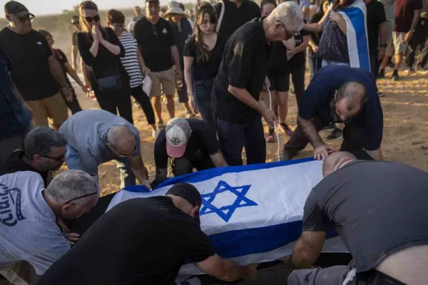 Parlate del 7 ottobre ma non ditelo troppo in giro e non fornite dettagli sulla location appestata…