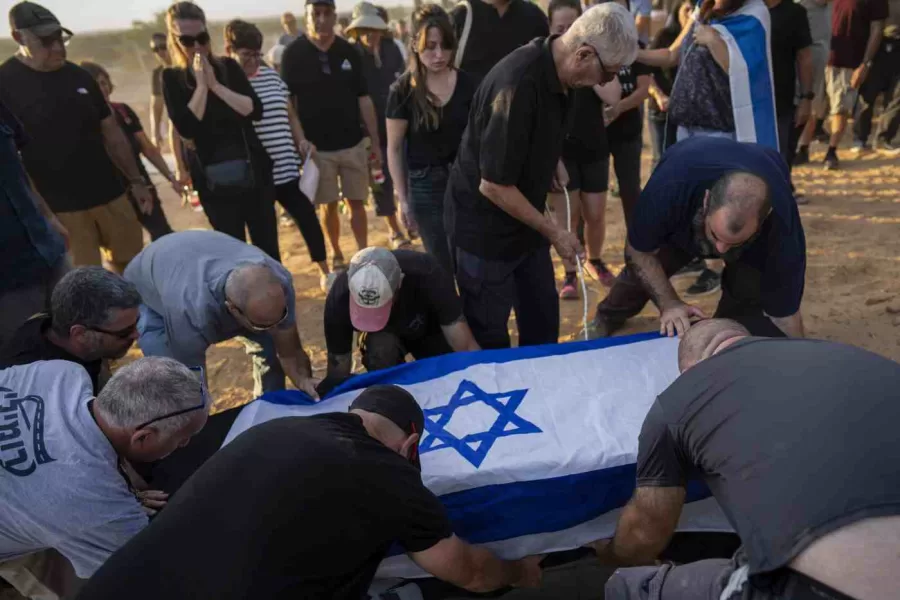 Parlate del 7 ottobre ma non ditelo troppo in giro e non fornite dettagli sulla location appestata…