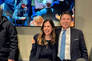 Nuova corrente riformista nel Pd, a Milano “Crescere” con Gori, Picierno, Guerini e Sala. Elezioni bulgare nei 5 Stelle: Conte unico capo, Todde come Appendino Nuova corrente riformista nel Pd, a Milano “Crescere” con Gori, Picierno, Guerini e Sala. Elezioni bulgare nei 5 Stelle: Conte unico capo, Todde come Appendino