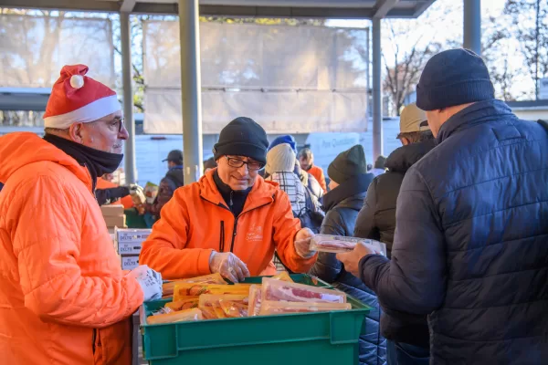 Milano, alle mense dei poveri arriva anche la classe media: il punto sulla legge anti-spreco